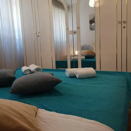 Azzuro Albero شقة *